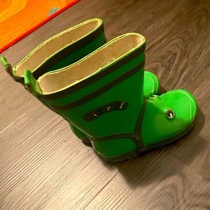Green kidorable rain boots boys size 8 great condition